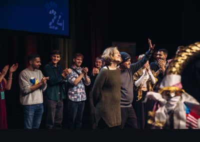 Viele Menschen freuen sich auf einer Bühne